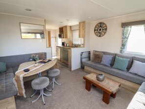 Living area - HD Retreat (Lincoln)