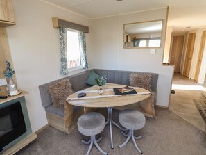 Dining - HD Retreat (Lincoln)