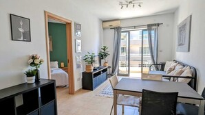 Dining - Porto by Shmoo (Swieqi)