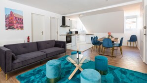 Een modern appartement met een woongedeelte, eethoek en keuken.