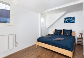 4 室のベッドルーム、旅行用ベビーベッド、WiFi (無料)、ベッドシーツ