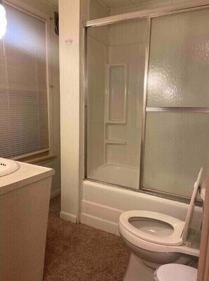 Combined shower/bathtub, hair dryer, towels, soap