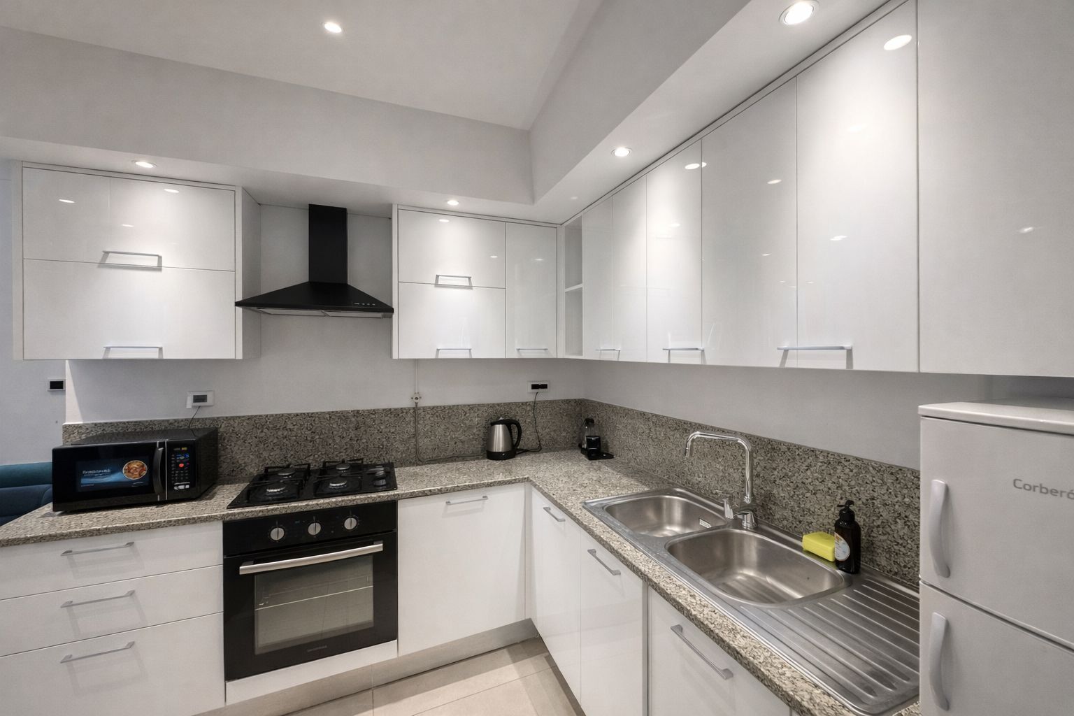 Apartemen Comfort | Dapur pribadi | Lemari es, microwave, dan mesin pencuci piring