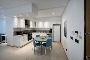 Comfort-lejlighed | Privat køkken | Køleskab, mikrobølgeovn, opvaskemaskine, køkkentøj/tallerkener/redskaber