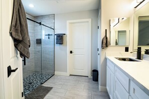 Dusche, Haartrockner, Handtücher, Seife