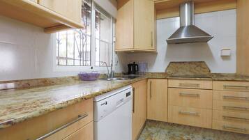 Een koelkast, een magnetron, een oven, een vaatwasser