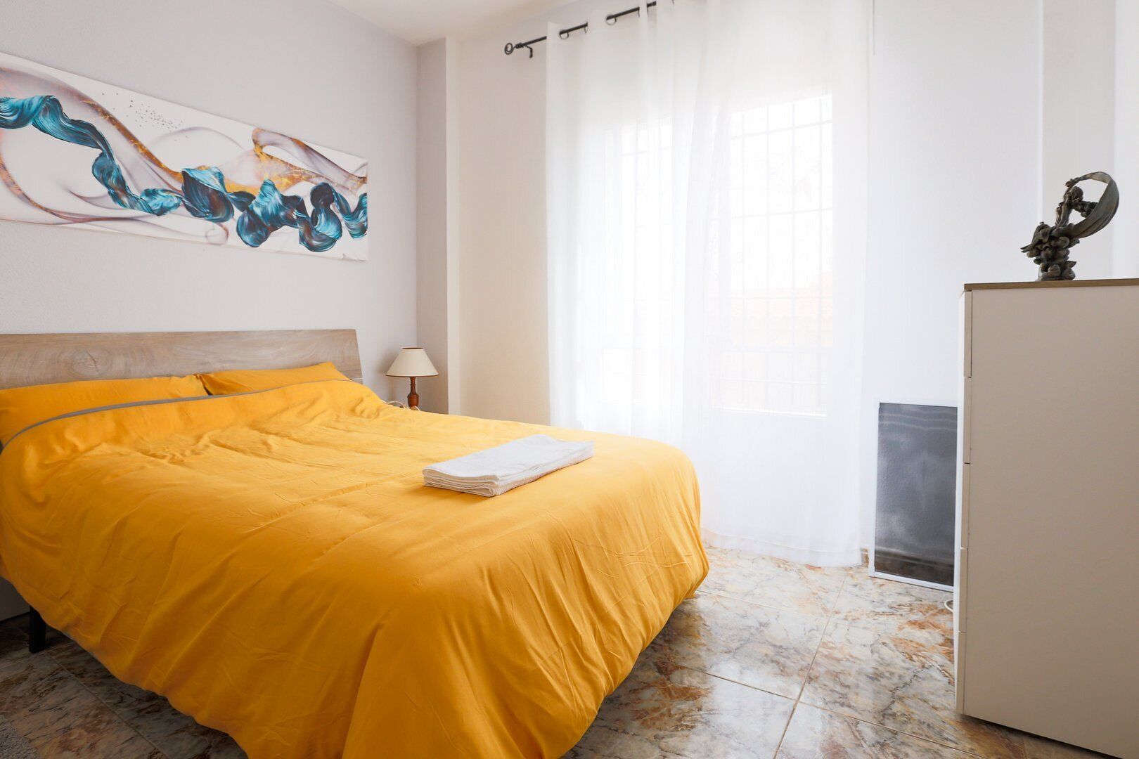 2 slaapkamers, een strijkplank/strijkijzer, internet, beddengoed