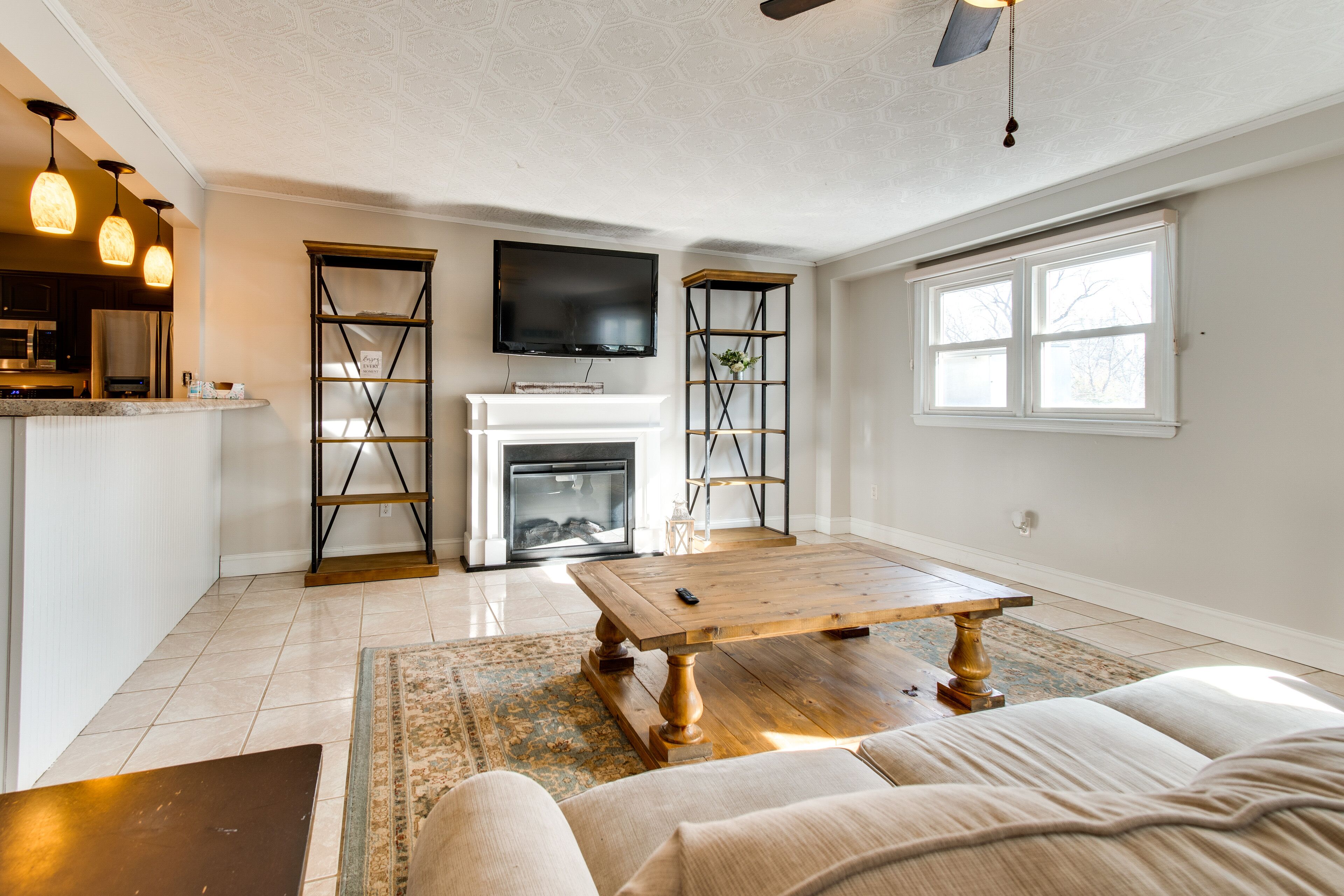 TV, fireplace