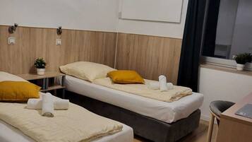 Kamar Double atau Twin Kota | Seprai antialergi, meja kerja, ruang kerja ramah laptop, dan kedap suara