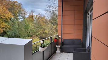 Classic-Studiosuite | Allergikerbettwaren, Schreibtisch, laptopgeeigneter Arbeitsplatz