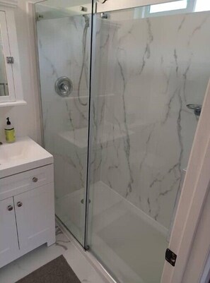Een douche, een haardroger, zeep, shampoo