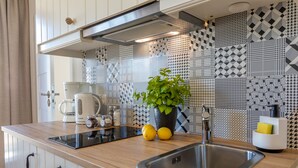 Kaffetrakter/tekoker, kjøleskap, kokeplater og oppvaskmaskin