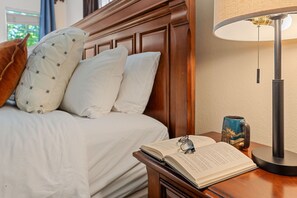 4 quartos, escrivaninha, ferros/tábuas de passar roupa, berço de viagem