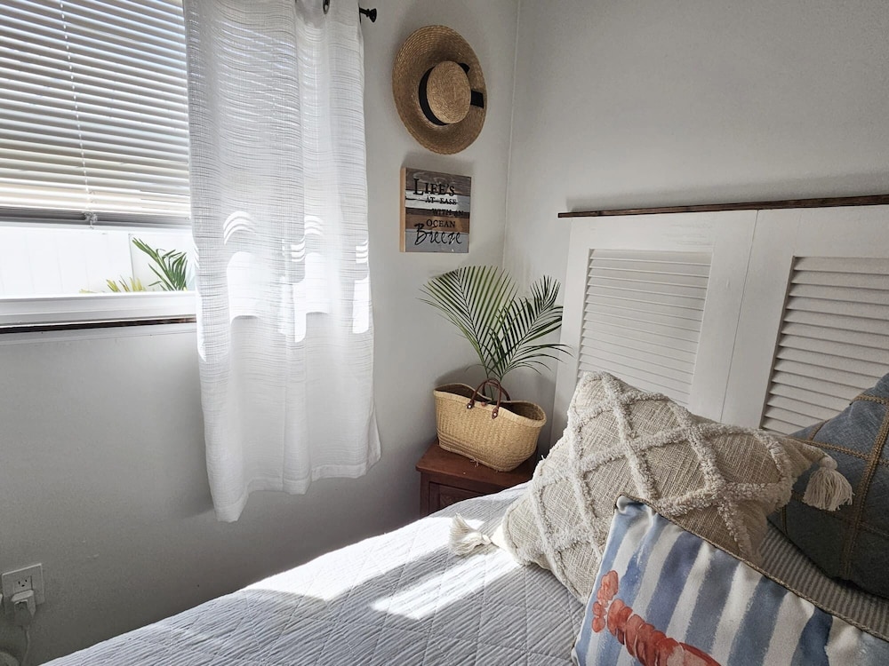 Coastal Cottage, 3/4 mi to Vanderbilt Beach & Delnore Wiggins, Two