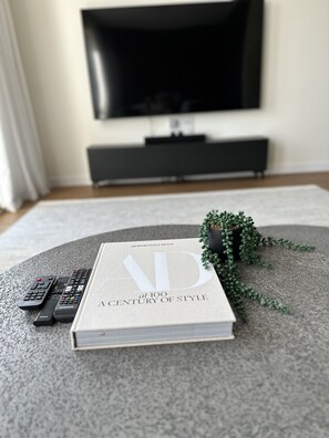 Television - Modern 4 Bedroom, 4 Floor, Cambridge Property - Sleeps 10 with private parking. (Cambridge)