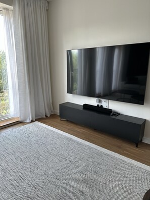 Interior - Modern 4 Bedroom, 4 Floor, Cambridge Property - Sleeps 10 with private parking. (Cambridge)
