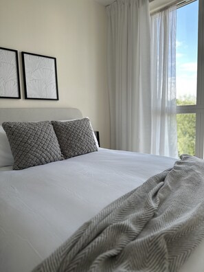 4 bedrooms, iron/ironing board, WiFi, bed sheets