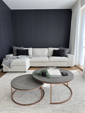 TV - Modern 4 Bedroom, 4 Floor, Cambridge Property - Sleeps 10 with private parking. (Cambridge)