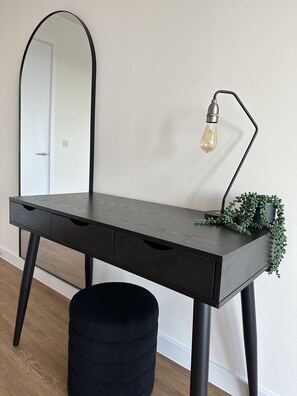 Interior - Modern 4 Bedroom, 4 Floor, Cambridge Property - Sleeps 10 with private parking. (Cambridge)