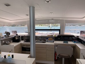 Fridge, oven, stovetop, coffee/tea maker - Private cruise from Saint-Martin to Saint Barthélémy (Collectivité de Saint-Martin)