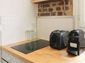 Kühlschrank, Mikrowelle, Ofen, Wasserkocher mit Kaffee-/Teezubehör