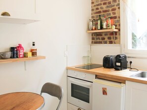 Kühlschrank, Mikrowelle, Ofen, Wasserkocher mit Kaffee-/Teezubehör