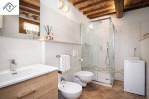 Dusche, Haartrockner, Bidet, Handtücher