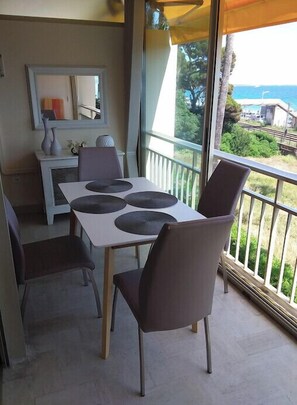 Dining - Cozy cocoon with balcony, close to the sea (Cannes)