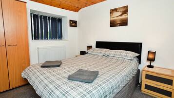 4 bedrooms, iron/ironing board, free WiFi, bed sheets