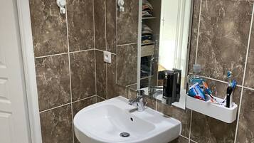 Een haardroger, handdoeken, zeep, shampoo
