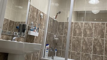 Een haardroger, handdoeken, zeep, shampoo