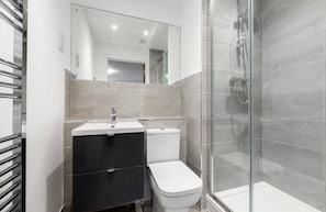 Douche, sèche-cheveux, serviettes fournies, savon