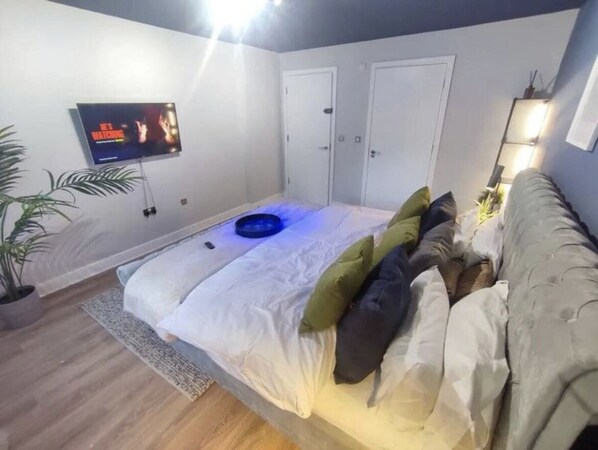 3 bedrooms, iron/ironing board, WiFi, bed sheets