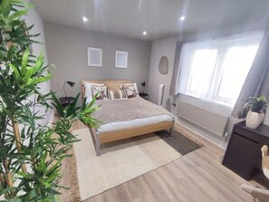 3 chambres, fer et planche à repasser, Wi-Fi, draps fournis