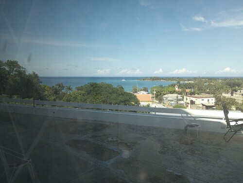 Oceanview property for that perfect getaway with pool in Discovery bay, Jamaica 