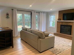 TV, fireplace