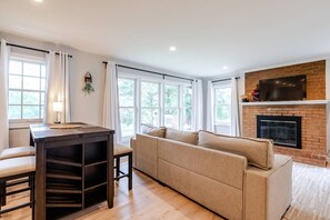 TV, fireplace