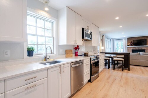 Serenity: Lush 2BR Gem, on 1 acre Silver Spring