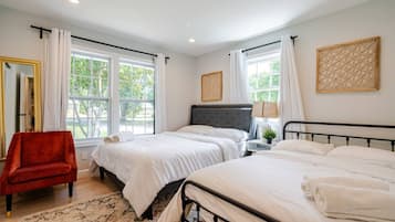 2 bedrooms, desk, iron/ironing board, WiFi