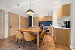 Fridge, oven, dishwasher, toaster - Nomade MTL, Old MTL, Luxury 2BD 2BA, St Jacques (Montréal)