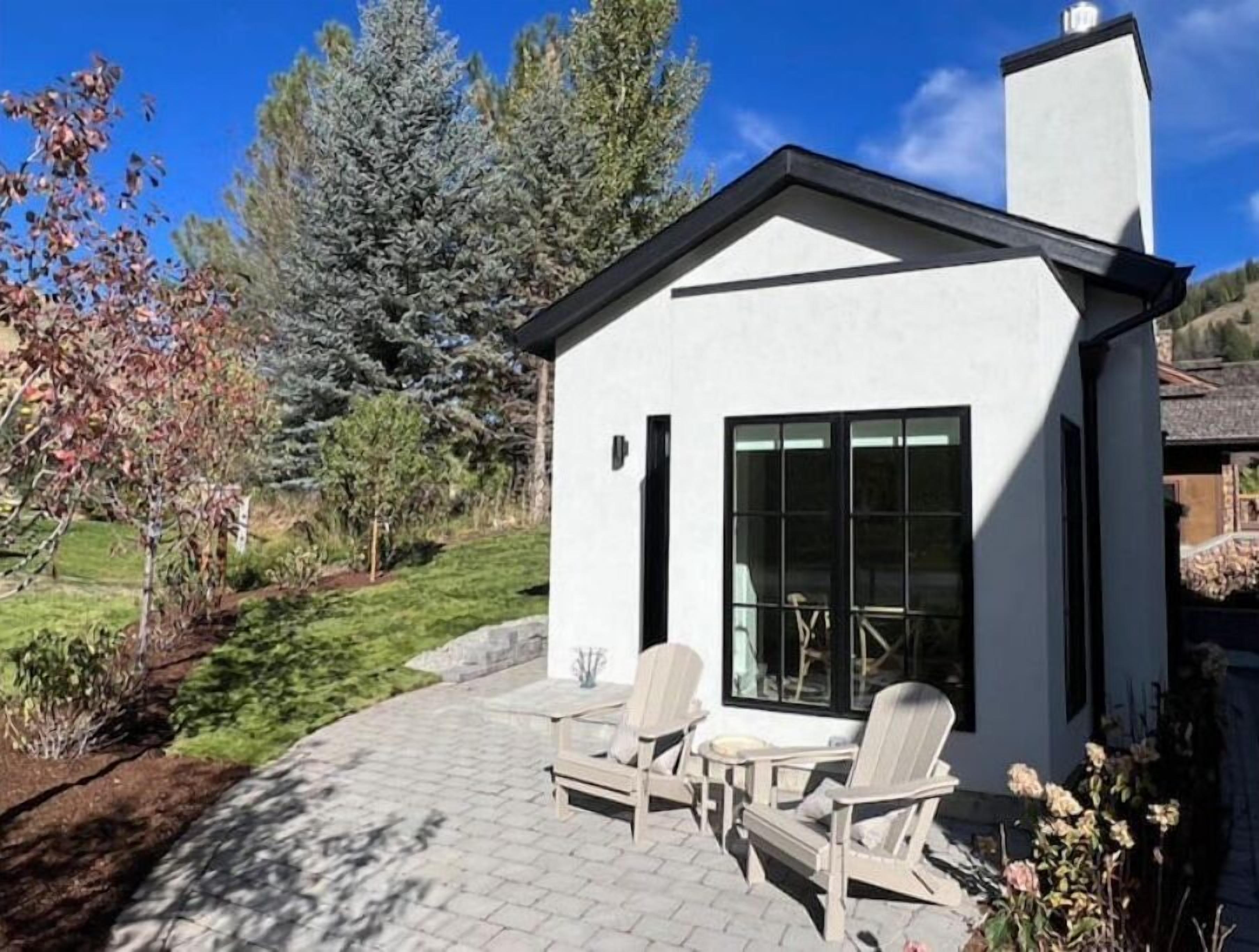 Warm Springs Chalet - luxe mountain. retreat. Close to skiing, hiking & biking.
