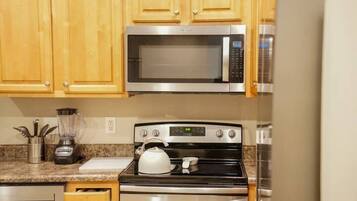 Lemari es, microwave, oven, dan kompor