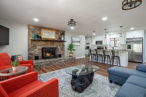 Smart-TV, peis, bordtennis og stereoanlegg