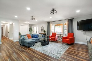 Smart TV, chimenea, mesa de ping pong, estéreo