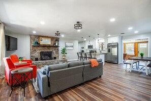 Smart TV, fireplace, ping pong, stereo