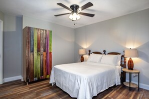 5 bedrooms, desk, free WiFi, bed sheets