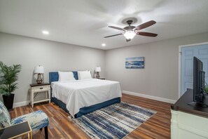 5 bedrooms, desk, free WiFi, bed sheets - Rustic Mountain Retreat: Cozy Sunroom, Pool, Theater & Hot Tub (Sevierville)