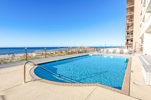 Utendørsbasseng og et oppvarmet basseng