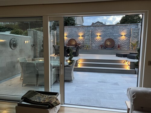 Completely furnished 3 big bedroom 2,5 bathroom show house , cleaner incl , 