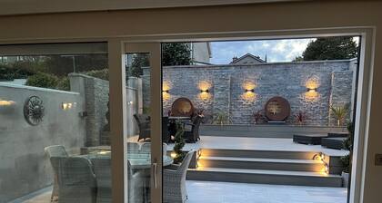 Completely furnished 3 big bedroom 2,5 bathroom show house , cleaner incl ,